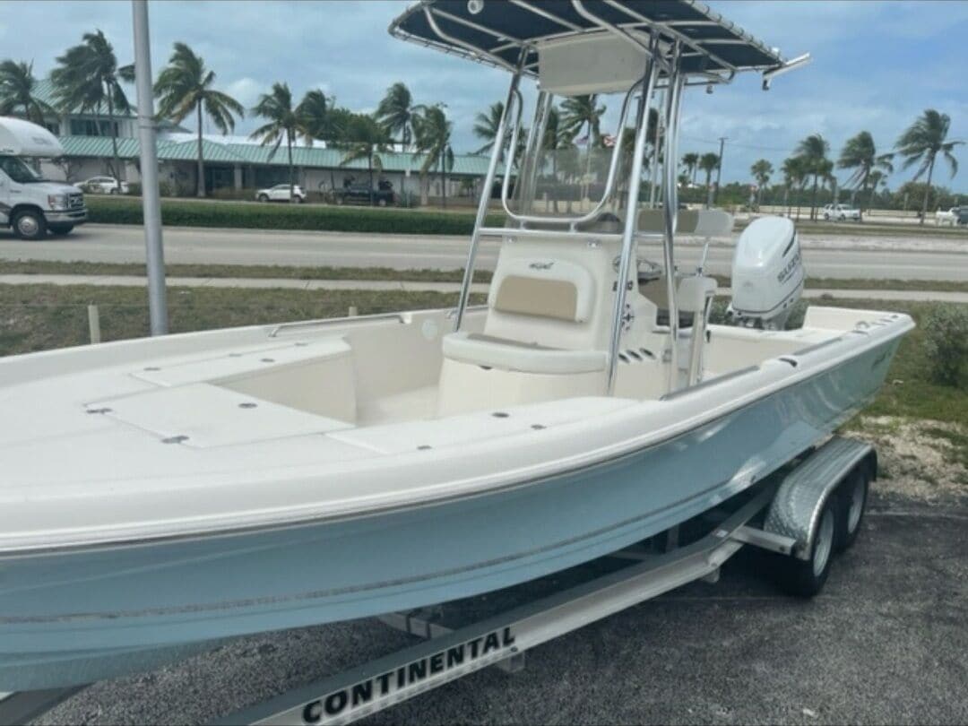 Un bateau doté d’une cabine fermée, d’un moteur et d’une remorque.