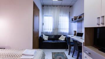 Quarto casal conforto, 1 cama Queen, suíte | Individualmente mobiliados, escrivaninha, cortinas blackout