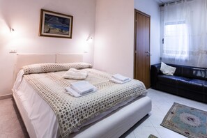 Chambre Double Confort, 1 grand lit, salle de bains attenante | Ameublement personnalisé, bureau, rideaux occultants