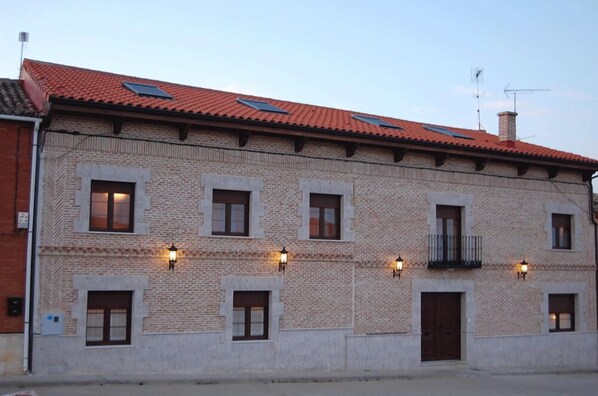 Front of property - La Casona de Doña Petra (Villarmentero de Campos)