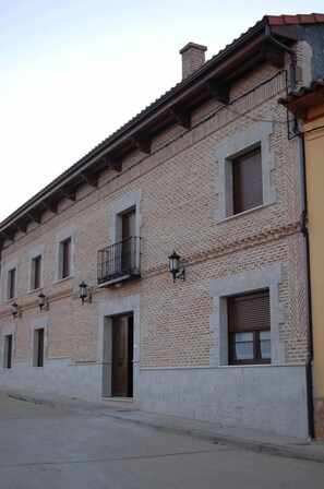 Exterior - La Casona de Doña Petra (Villarmentero de Campos)