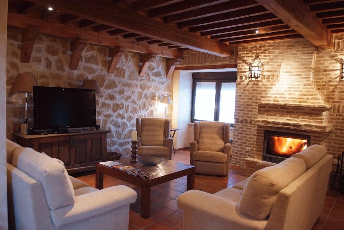 Salón con chimenea de La Casona de Doña Petra