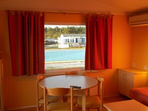 高级平房, 2 间卧室 | 客厅 | 电视、桌上足球、乒乓球、书