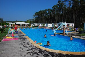 Seasonal outdoor pool, open 9:00 AM to 7:00 PM, pool umbrellas - Land's Hause Bungalows (Alcobaça)