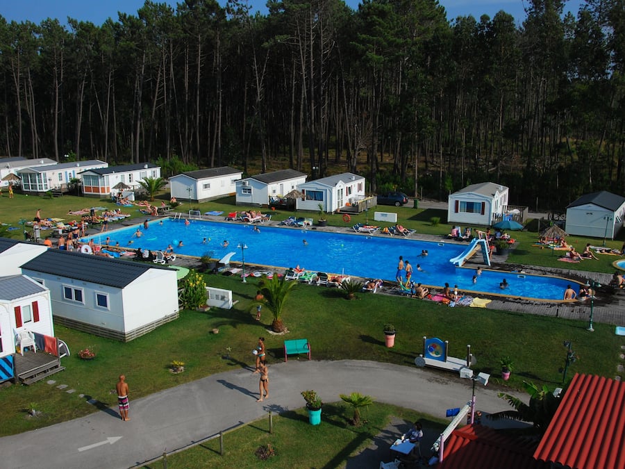 Una piscina al aire libre de temporada, sombrillas