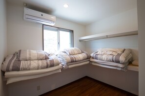 Habitación clásica | Caja de seguridad en la habitación y tabla de planchar con plancha