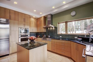 House, 4 Bedrooms | Private kitchen | Electric kettle