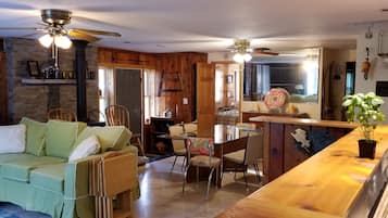 Apartment, Multiple Bedrooms | Dining