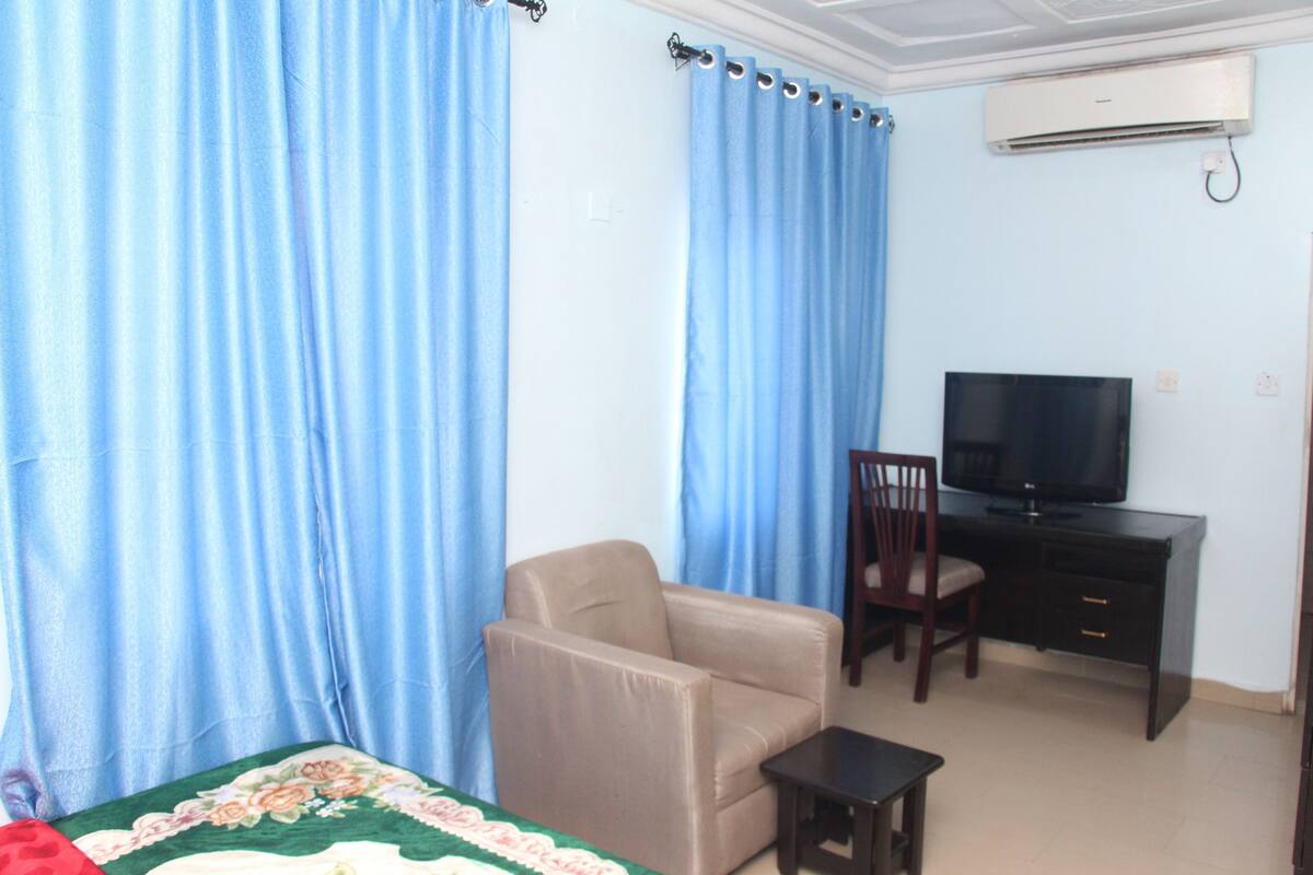 1 habitación y escritorio