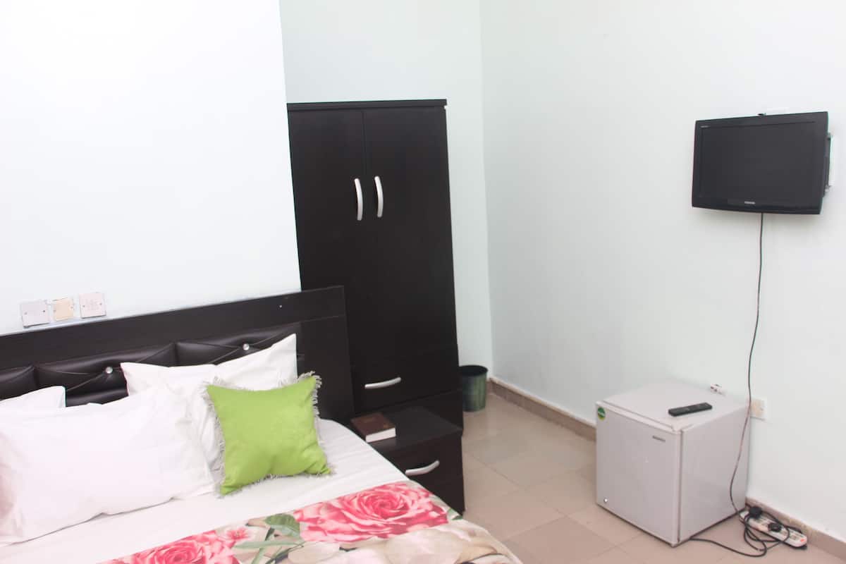 1 bedroom, desk