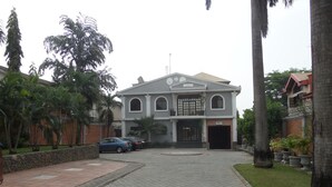 Unclassified image, 4 of 12, button - Lion House Nigeria (Lagos)