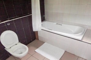 Deluxe Room | Bathroom | Shower - Lion House Nigeria (Lagos)