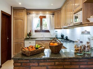 Fridge, microwave, oven, dishwasher - Peralada Home with Private Pool (Peralada)