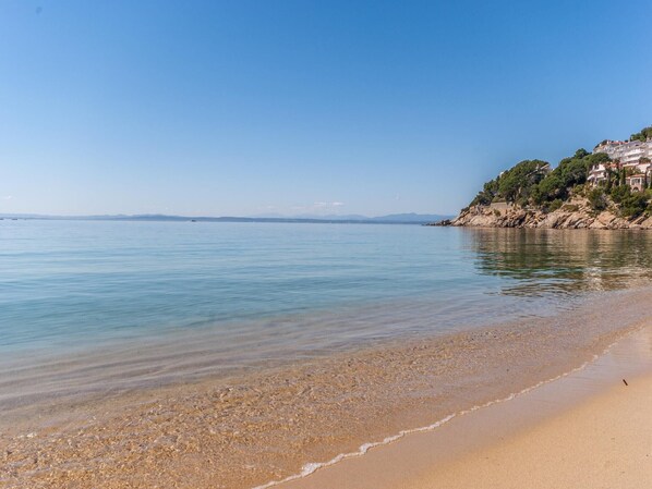 Beach nearby - Peralada Home with Private Pool (Peralada)