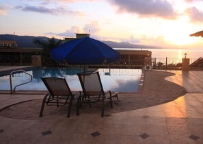 Outdoor pool, open 8 AM to 4 PM, pool umbrellas, sun loungers - Wexford Court Hotel (Montego Bay)