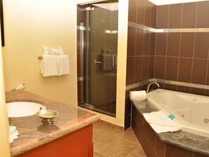 Buồng tắm vòi sen, đồ dùng nhà tắm được thiết kế riêng, khăn tắm 