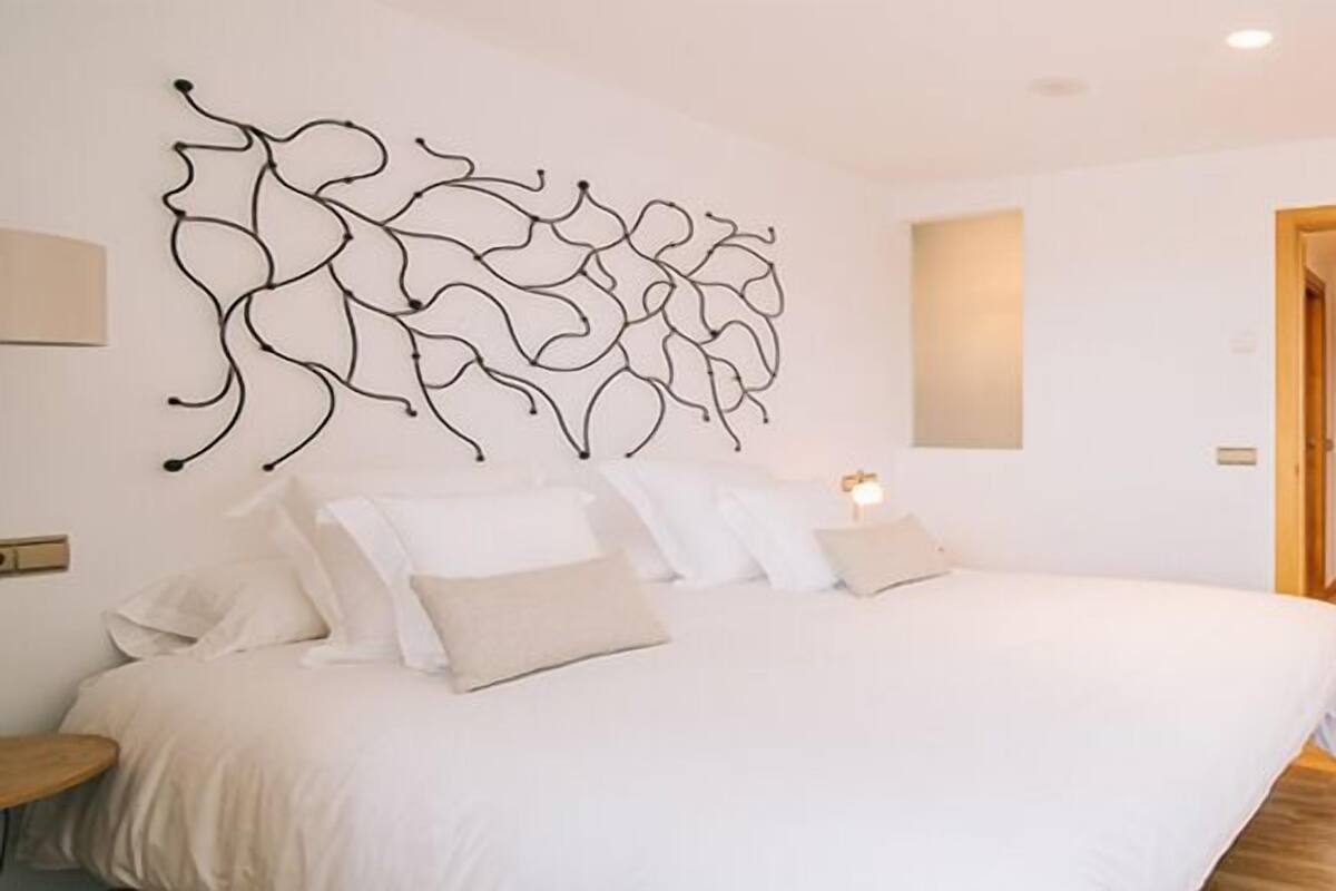 Blackout curtains, soundproofing, cots/infant beds, free WiFi