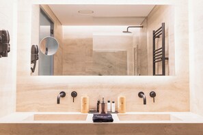 Shower, rainfall showerhead, designer toiletries, hair dryer - Megara Hotel (Megara)