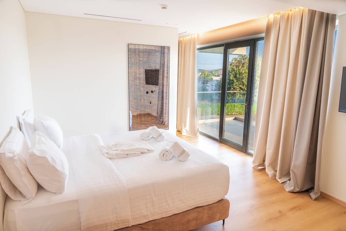 Premium-sengetøj, minibar, pengeskab på værelset, skrivebord