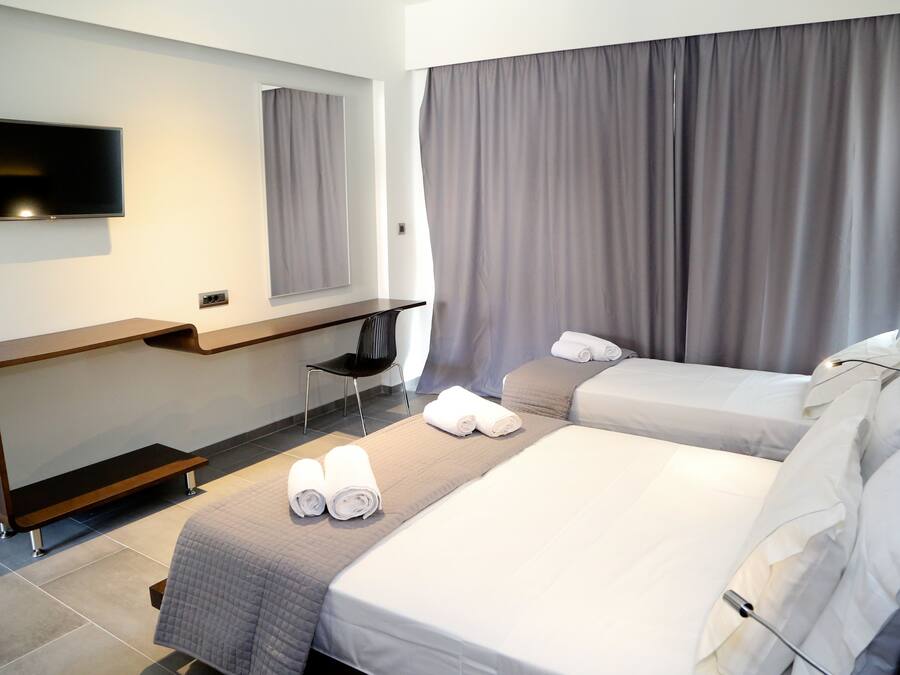 Premium Triple Room | Peralatan tempat tidur premium, bar mini, peti besi dalam bilik, meja