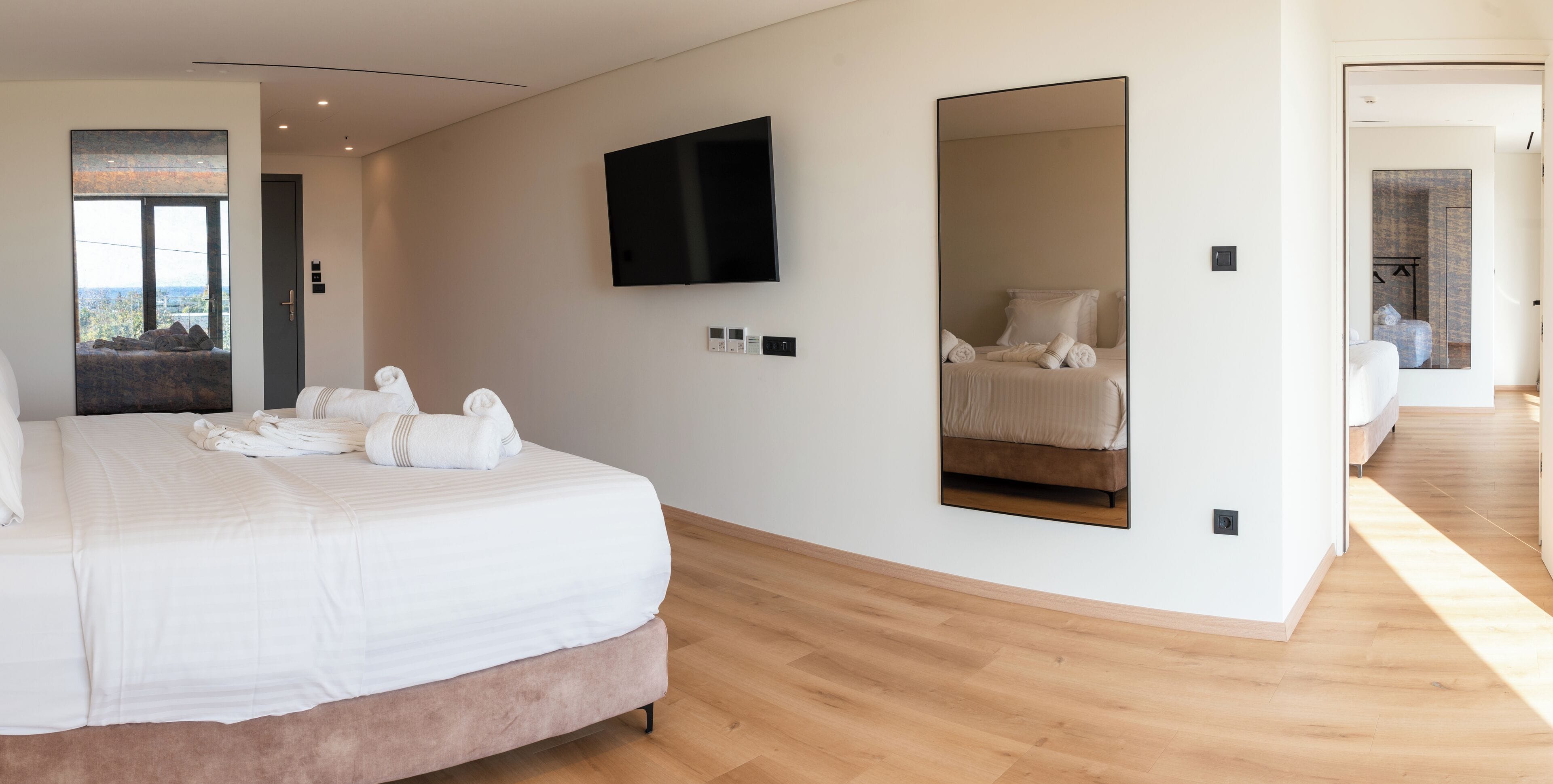 Familiesuite | Premium-sengetøj, minibar, pengeskab på værelset, skrivebord