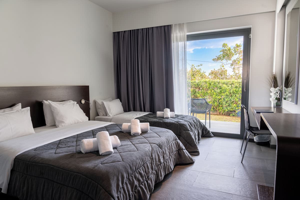 Premium-værelse til 3 personer | Premium-sengetøj, minibar, pengeskab på værelset, skrivebord