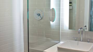 Classic Double Room Single Use, 1 King Bed | Bathroom