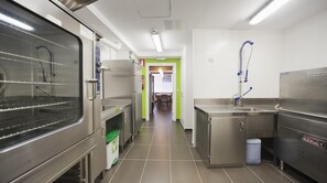 Fridge, microwave, stovetop, griddle - El Albergue de la Catedral - Hostel (Vitoria-Gasteiz)