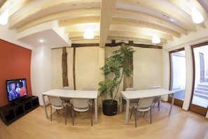 Games room - El Albergue de la Catedral - Hostel (Vitoria-Gasteiz)