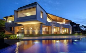 Interior entrance - EQC Hotel 727 (Région Test)