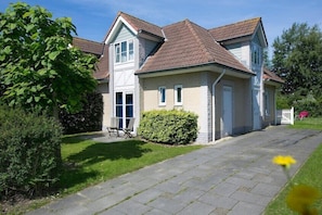 Exclusive Cottage, 3 Bedrooms | Pemandangan halaman dalam
