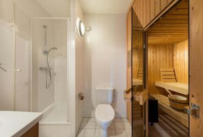 Exclusive Cottage, 3 Bedrooms | Bilik Mandi
