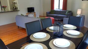 Superior Villa, 4 Bedrooms | In-room dining