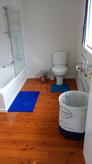 Superior Villa, 4 Bedrooms | Bathroom | Combined shower/bathtub, free toiletries, hair dryer, towels - Sea la Vie in the Bays (Auckland)