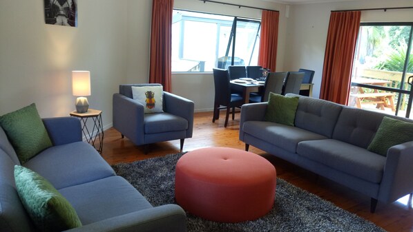 Superior Villa, 4 Bedrooms | Living room | Flat-screen TV - Sea la Vie in the Bays (Auckland)