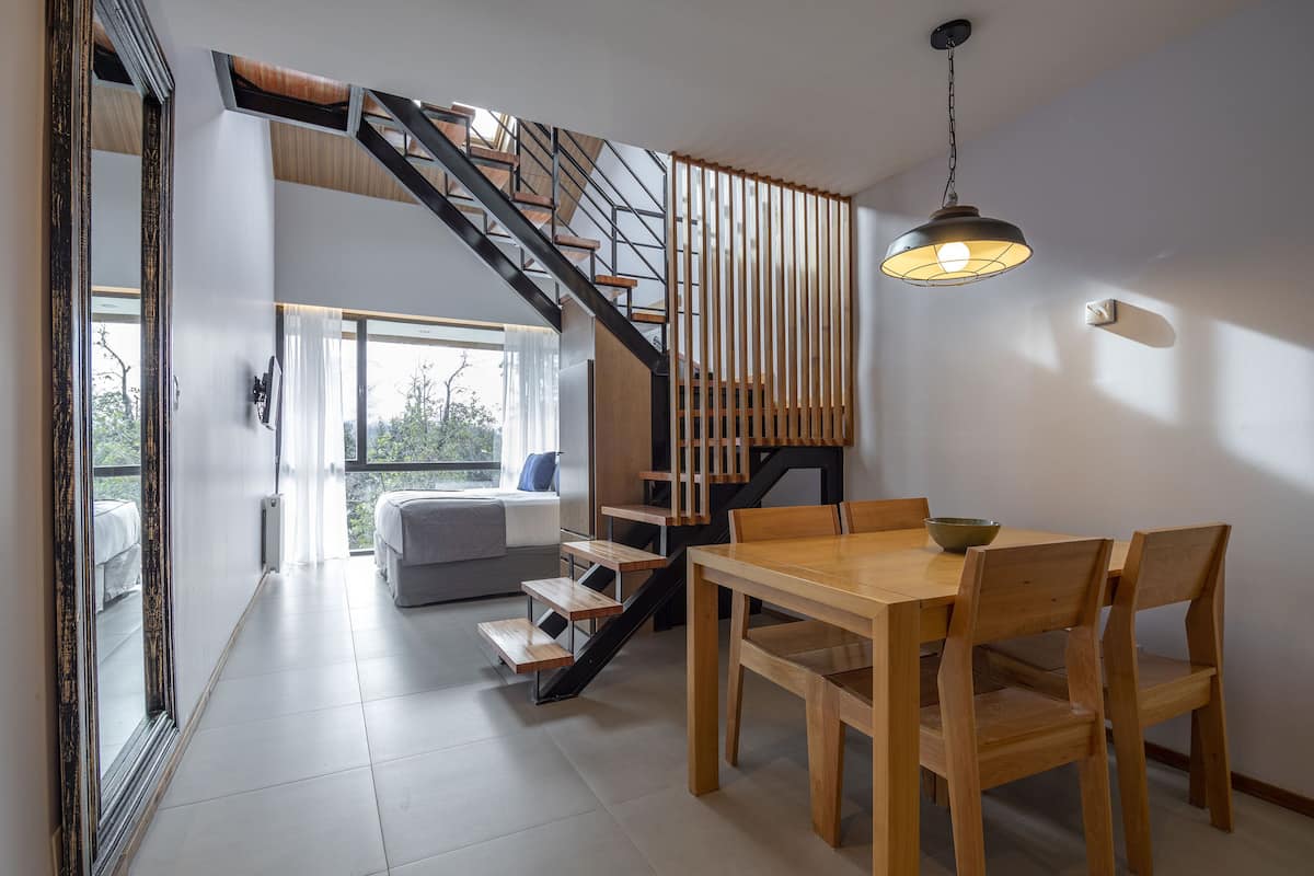 ห้องดีลักซ์สวีท | เครื่องนอนระดับพรีเมียม, ผ้านวมขนเป็ด, เตียงพร้อมฟูกเสริมที่นอน