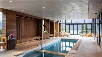 Una piscina techada, sombrillas