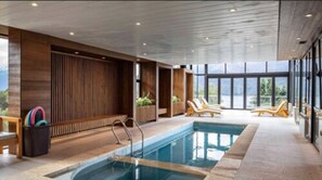 Piscine couverte, parasols de plage