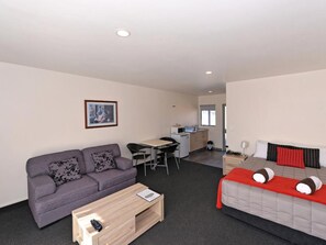 Monolocale, 1 letto queen | Ferro/asse da stiro, lenzuola, accesso in sedia a rotelle