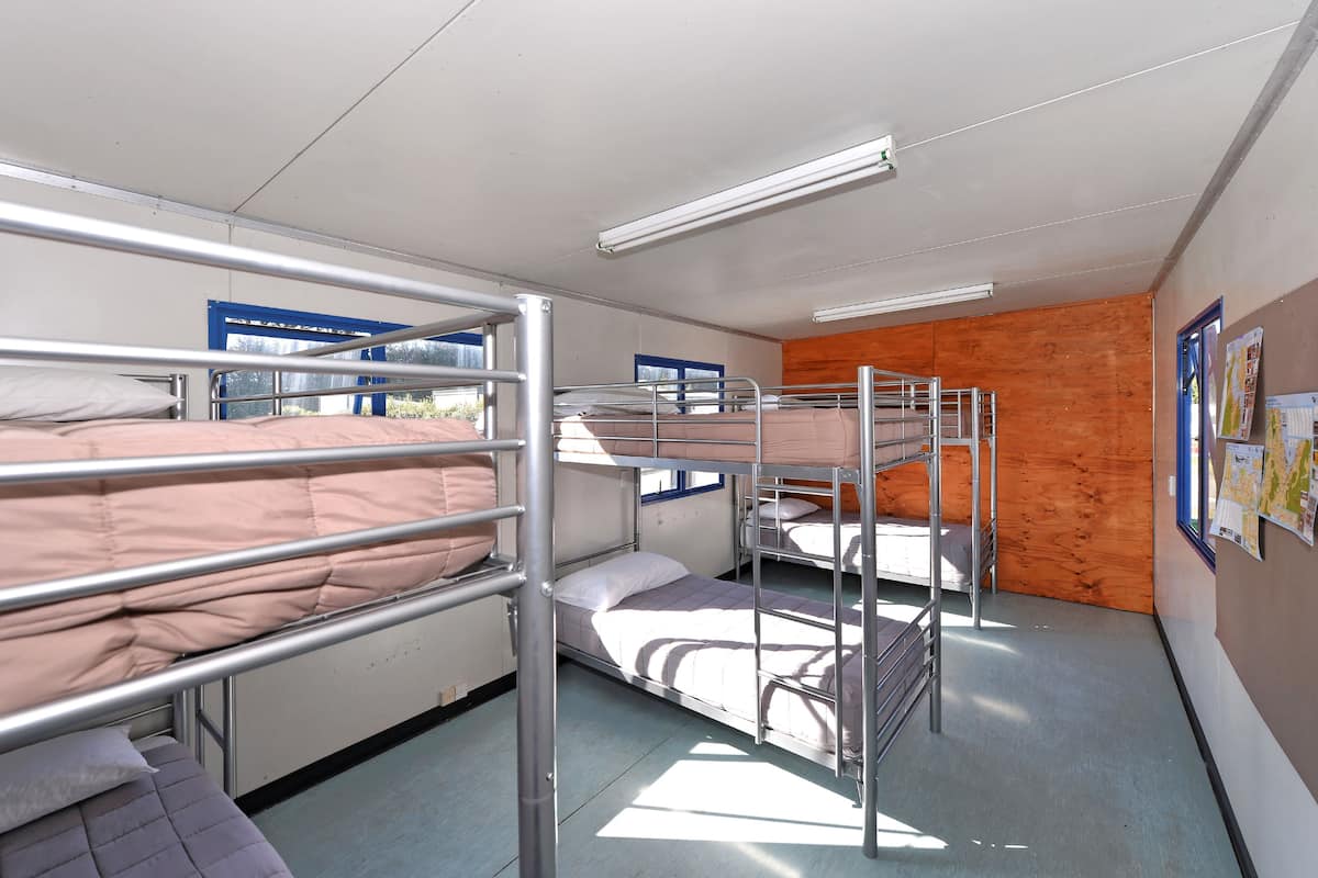 Dormitorio condiviso Basic, dormitorio misto | Ferro/asse da stiro, lenzuola