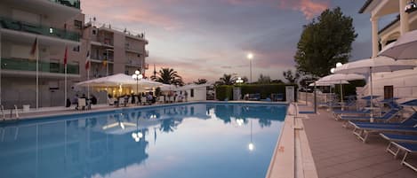 3 piscine all'aperto, ombrelloni da piscina, lettini