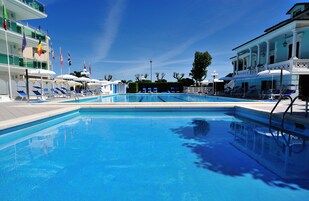 3 piscinas al aire libre, sombrillas, sillones reclinables de piscina