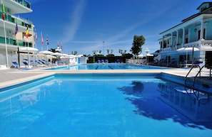 3 piscines extérieures, parasols de plage, chaises longues