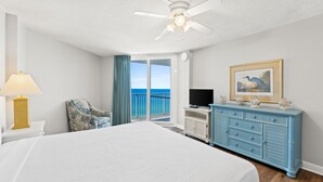 Condo, 2 phòng ngủ, quang cảnh biển, sát bãi biển | 2 phòng ngủ, khu vực làm việc phù hợp cho laptop 