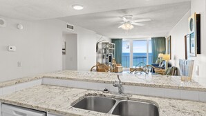 Condo, 2 phòng ngủ, quang cảnh biển, sát bãi biển | Bếp riêng | Dụng cụ pha cà phê/trà, tủ lạnh, lò vi sóng, lò nướng 