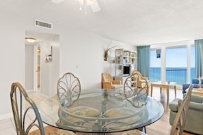 Condo, 2 Bedrooms, Ocean View, Beachfront | In-room dining