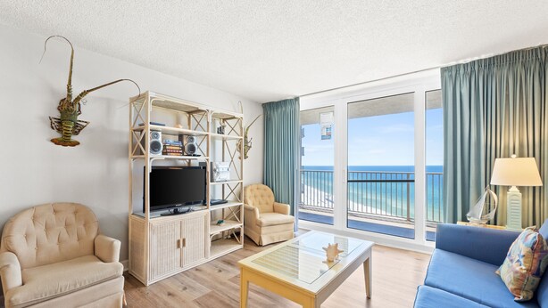 Condo, 2 phòng ngủ, quang cảnh biển, sát bãi biển | Khu phòng khách | TV màn hình phẳng 50-inch có truyền hình cáp, TV 