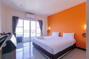 Desk, free WiFi, bed sheets - Panwalee Hotel (Khon Kaen)