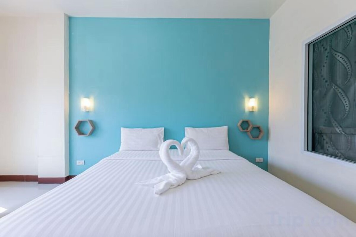 Desk, WiFi (free), bed sheets