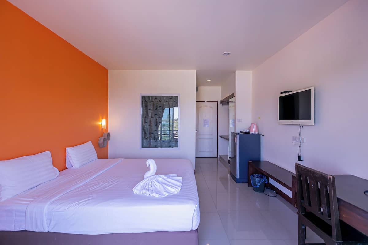 Escritorio, wifi gratis y ropa de cama